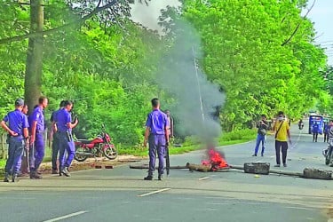 অবরোধে স্থবির খাগড়াছড়ি