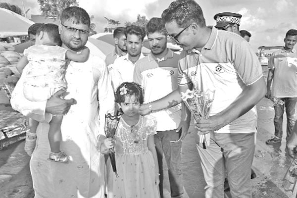 ফুল দিয়ে পর্যটক বরণ