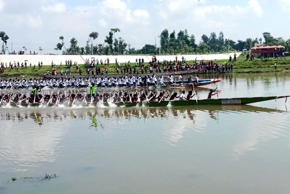 গাইবান্ধায় নৌকাবাইচ প্রতিযোগিতা