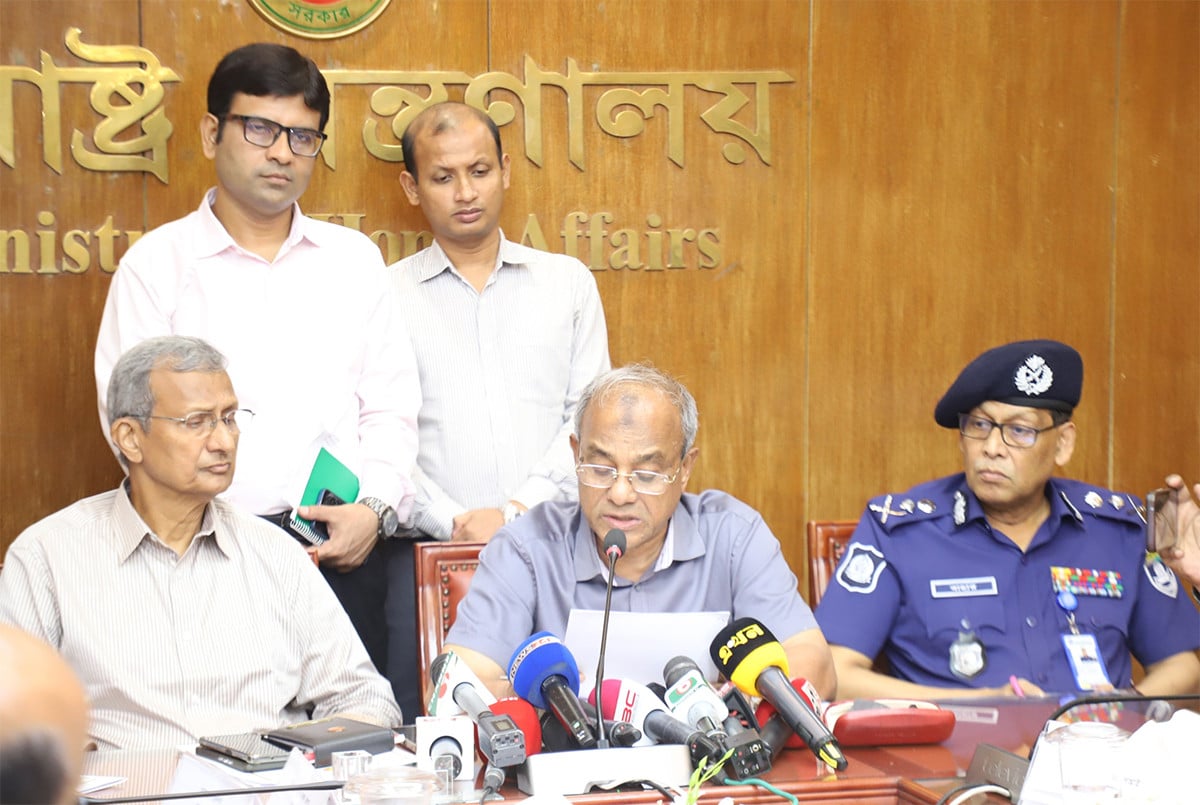 দুর্গাপূজায় এবার মণ্ডপের পাশাপাশি আইনশৃঙ্খলা বাহিনীর সদস্য সংখ্যা বেড়েছে : স্বরাষ্ট্র উপদেষ্টা