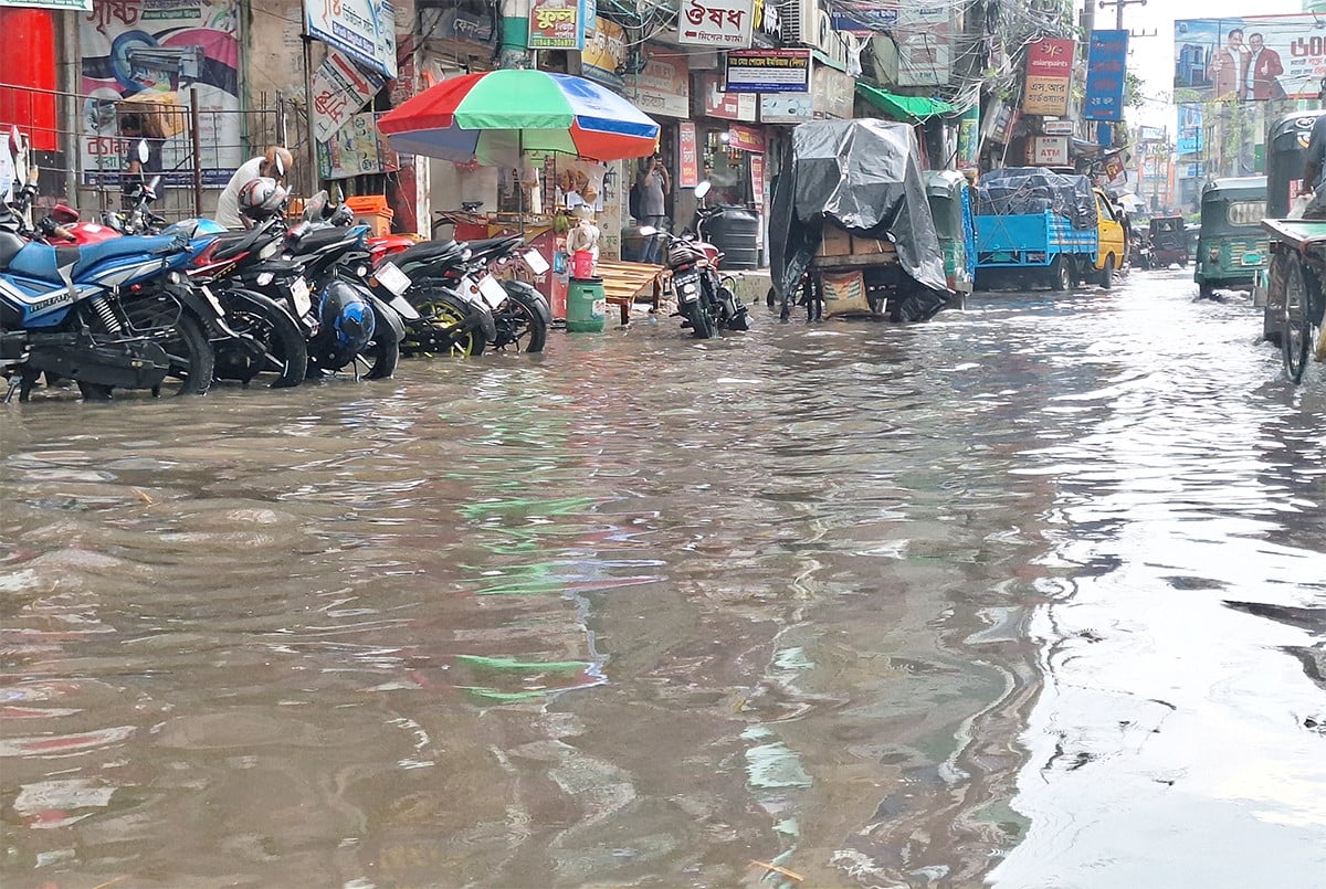 আধাঘণ্টার বৃষ্টিতে ফেনী শহরে জলাবদ্ধতা