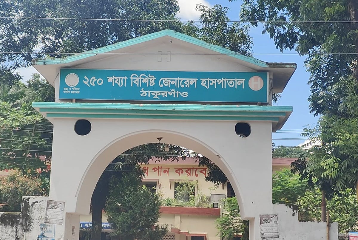 ঠাকুরগাঁওয়ে একদিনে হাসপাতালে সাপে কাটা ৬ রোগী ভর্তি, একজন এলেন বিষধর সাপ নিয়ে