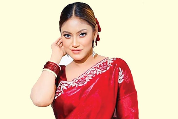 বান্ধব নিয়ে মৌ খান