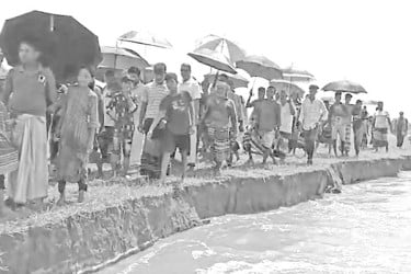 হাজারো মানুষের দীর্ঘশ্বাস পদ্মাপাড়ে