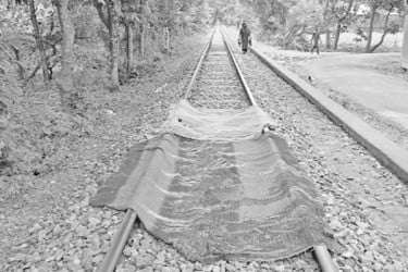 ইঞ্জিন-জনবল সংকট বন্ধ ট্রেন-স্টেশন