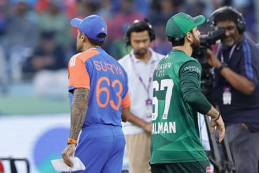 পাকিস্তানের অধিনায়কের সঙ্গে ট্রফি নিয়ে ছবি তুলতে অস্বীকৃতি সূর্যকুমারের