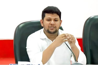 ‘আমলারা এখন পরবর্তী সরকারের অপেক্ষায়, যেকোনো সময় নেমে যেতে পারি’