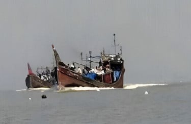 নেত্রকোনার খালিয়াজুরী হাওরে ট্রলারে ডাকাতি