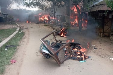 খাগড়াছড়িতে গাছের গুঁড়িতে আগুন লাগিয়ে সড়ক অবরোধ