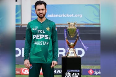ট্রফির সঙ্গে একাই ছবি তুললেন সালমান, অনুপস্থিত সূর্যকুমার