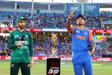 এশিয়া কাপের ফাইনালে টসে জিতে ফিল্ডিংয়ে ভারত