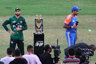 ফাইনালেও হাত মেলালেন না ভারত-পাকিস্তানের দুই অধিনায়ক