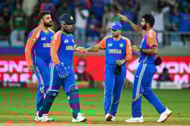 টানা পাঁচ ওভারে ৬ উইকেট হারিয়ে চাপে পাকিস্তান