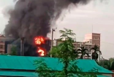 গাজীপুরে পোশাক কারখানায় আগুন