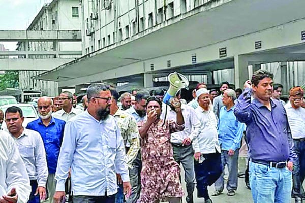 সচিবালয়ে কর্মচারীদের বিক্ষোভ অর্থ সচিবের অপসারণ দাবি