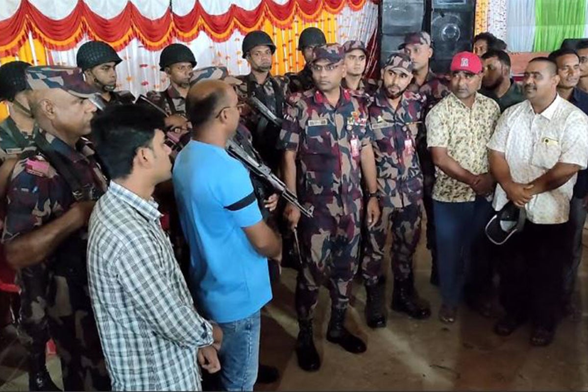 ঠাকুরগাঁওয়ে সীমান্তবর্তী পূজামণ্ডপের নিরাপত্তায় বিজিবি সদস্যরা