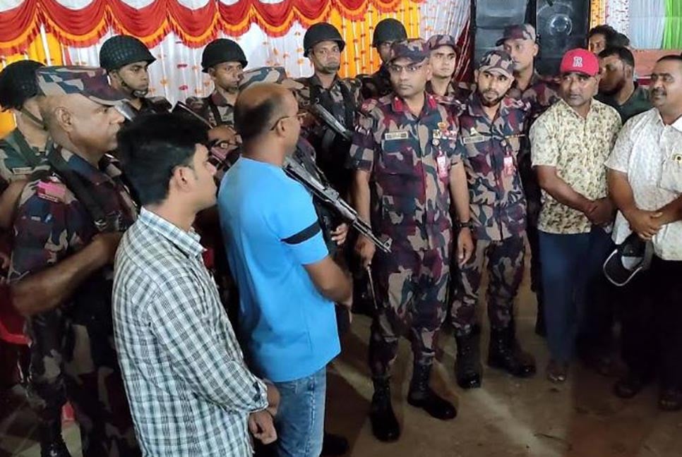 ঠাকুরগাঁওয়ে সীমান্তবর্তী পূজামণ্ডপের নিরাপত্তায় বিজিবি
