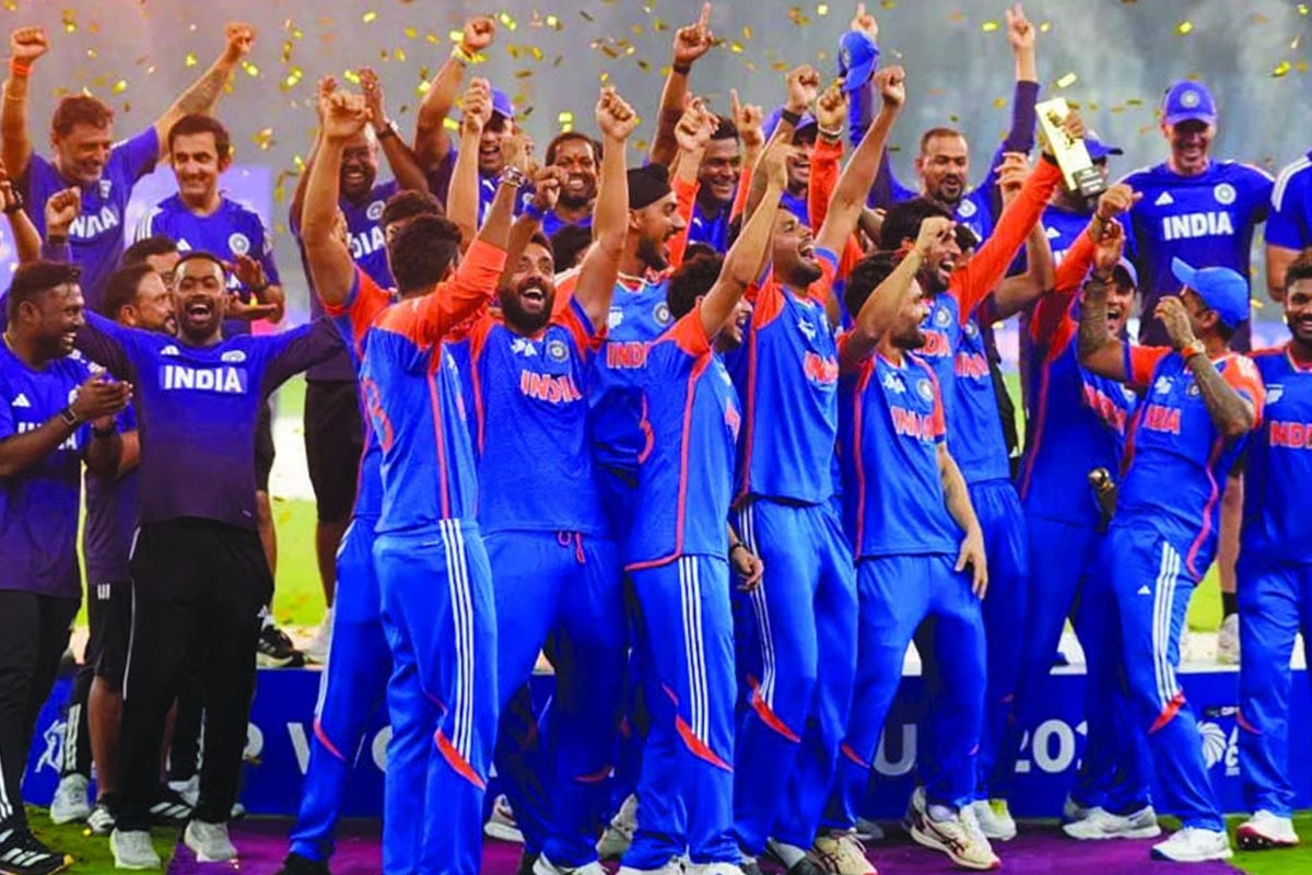 ভারতের জয় থেকে ট্রফি বিতর্ক, আসলে কী ঘটেছিল সেই এক ঘণ্টায়