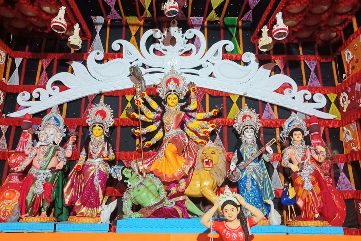 ঢাকের তালে বাড়ছে উৎসবের আমেজ