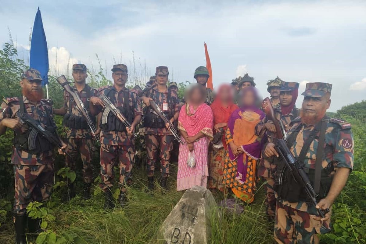 ভারতে অনুপ্রবেশকারী ৩ বাংলাদেশি নারীকে বিজিবির কাছে হস্তান্তর