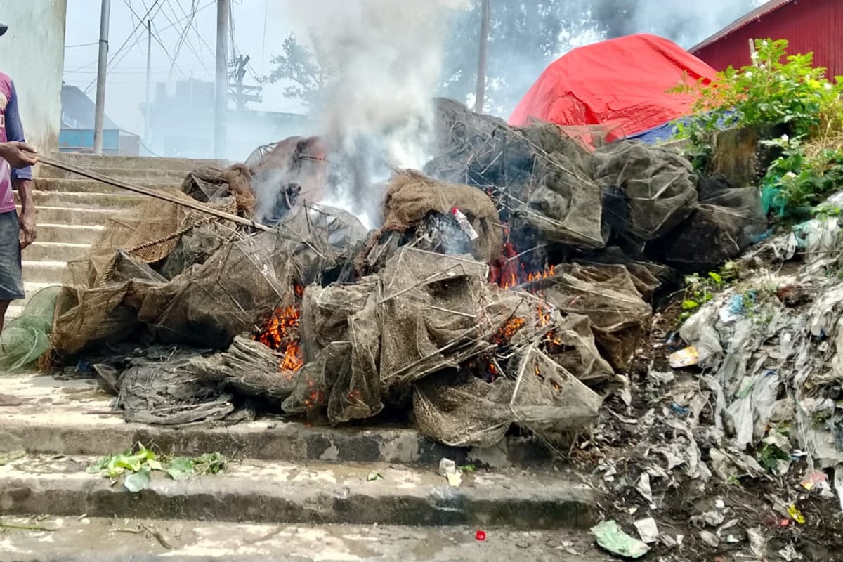 আখাউড়ায় ভ্রাম্যমাণ আদালতের অভিযান, বিপুল পরিমাণ চায়না জাল জব্ধ