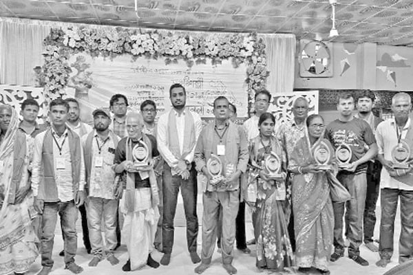 ১২ মৃৎশিল্পীকে সম্মাননা