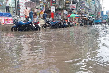 এক পশলা বৃষ্টি তাতেই ডুবে গেছে ফেনীর অনেক সড়ক