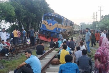 পাবনায় ট্রেনের বগি লাইনচ্যুত, ঢাকার সঙ্গে উত্তরবঙ্গের রেল যোগাযোগ বন্ধ