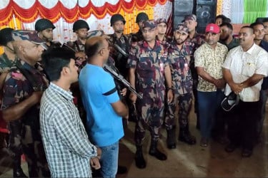 ঠাকুরগাঁওয়ে সীমান্তবর্তী পূজামণ্ডপের নিরাপত্তায় বিজিবি সদস্যরা