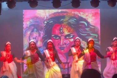 টরন্টোতে দুর্গাপূজা ঘিরে মানুষের ঢল