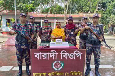 চুয়াডাঙ্গায় স্বর্ণের বারসহ নারী পাচারকারী আটক