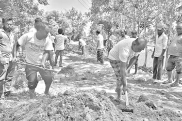 স্বেচ্ছাশ্রমে রাস্তা সংস্কার