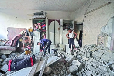 গাজায় জ্বালিয়ে পুড়িয়ে ধ্বংস সবকিছুই