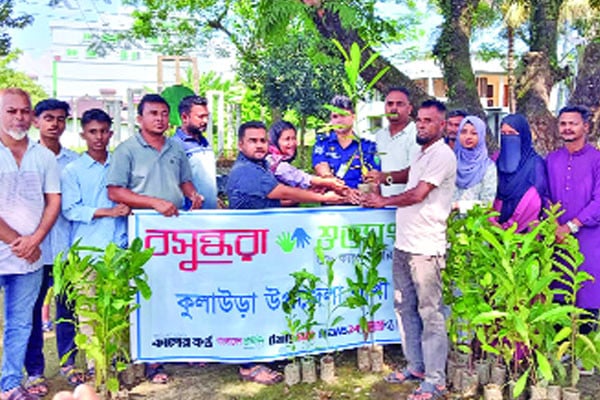কুলাউড়ায় ফলদ গাছের চারা বিতরণ করল শুভসংঘ