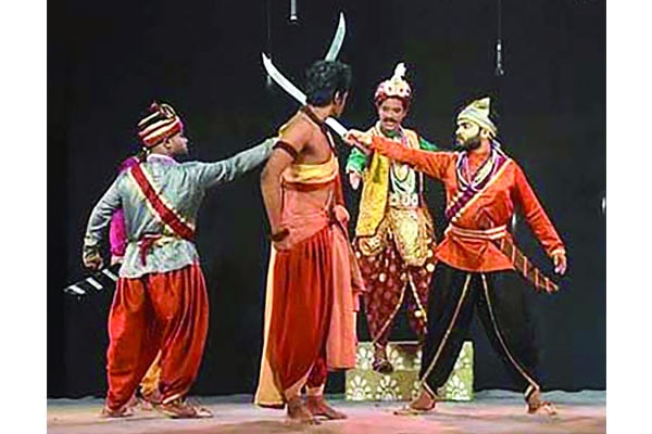 ভরা মৌসুমেও যাত্রাপালায় খরা