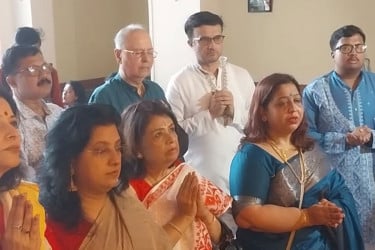 অষ্টমীর অঞ্জলিতে সৌরভ-ডোনা, ভক্তদের ঢল কলকাতার পূজা মণ্ডপে