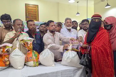 তারেক রহমানের পক্ষ থেকে মোংলায় খাদ্যসামগ্রী ও নগদ অর্থ বিতরণ