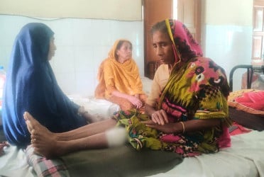ভাতিজার লাঠির আঘাতে পা ভেঙে হাসপাতালে ফুফু, হত্যা চেষ্টার অভিযোগ