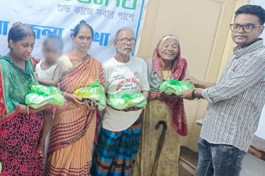 খুলনায় অসচ্ছল পরিবারের মাঝে শুভসংঘের খাদ্যসামগ্রী বিতরণ