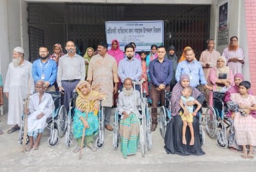 প্রতিবন্ধী ব্যক্তিদের মাঝে সহায়ক উপকরণ বিতরণ