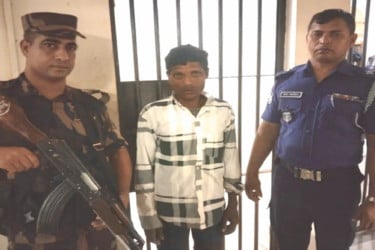 অবৈধ অনুপ্রবেশের অপরাধে ভারতীয় নাগরিক আটক