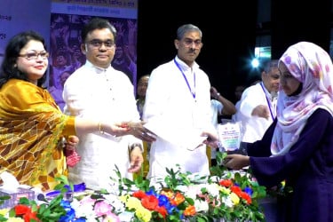 মেধাভিত্তিক সমাজ চাইলে মতিউর ও বেনজীরদের সংখ্যা বাড়বে : জাবি উপাচার্য