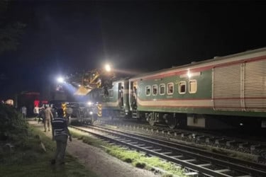 ভাঙ্গুড়ায় ট্রেনযাত্রী ও গ্রামবাসীর সংঘর্ষে বেশ কয়েকজন আহত