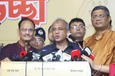 পবিত্রতা বজায় রেখে শারদীয় দুর্গাপূজা উদযাপনের আহ্বান স্বরাষ্ট্র উপদেষ্টার