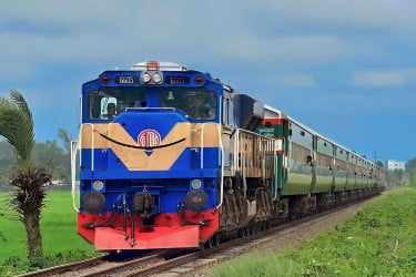 টানা ছুটিতে চলছে ‘বিশেষ ট্রেন’