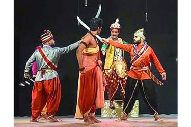 ভরা মৌসুমেও যাত্রাপালায় খরা
