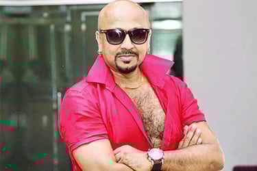 ট্রলারের নিচে ঝুলে শট দেন