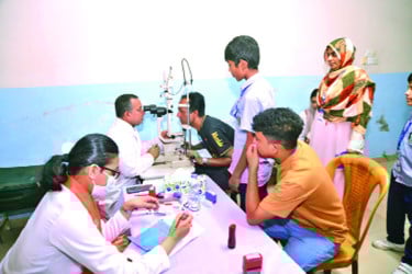 বসুন্ধরা আই হসপিটাল ও রোটারি ক্লাবের  উদ্যোগে বিনামূল্যে চিকিৎসাসেবা