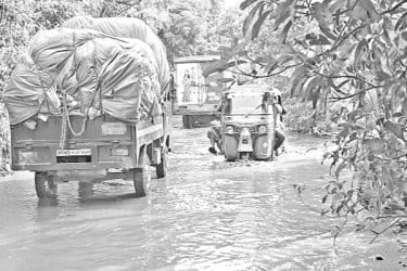 গর্ত খানাখন্দ বেহাল সড়ক