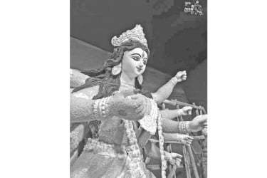 নজর কেড়েছে মুগ ডালের দেবী দুর্গা